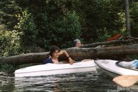 Przeprawa pod drzewem